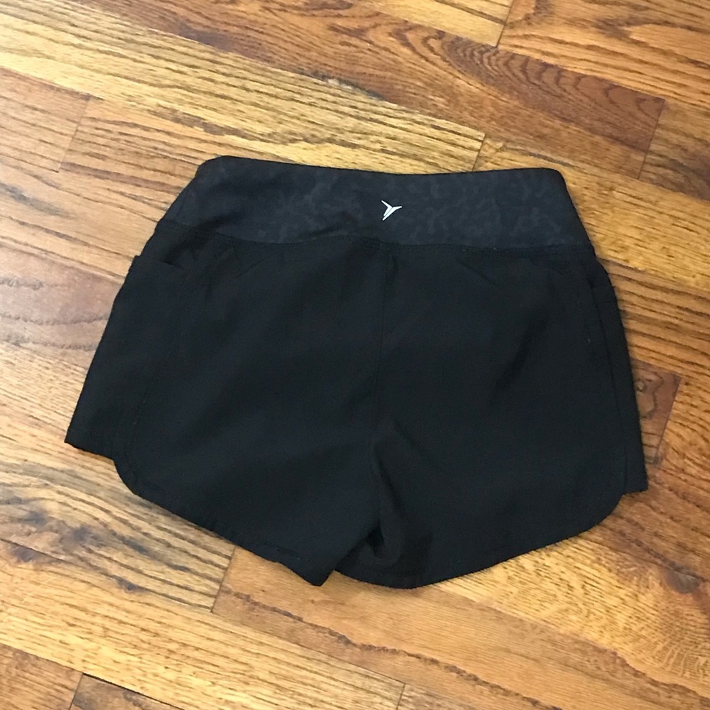 Old Navy Active Wear Activewear Dri-Fit Black Shorts
Girls 4 / 5 XS 
Pockets